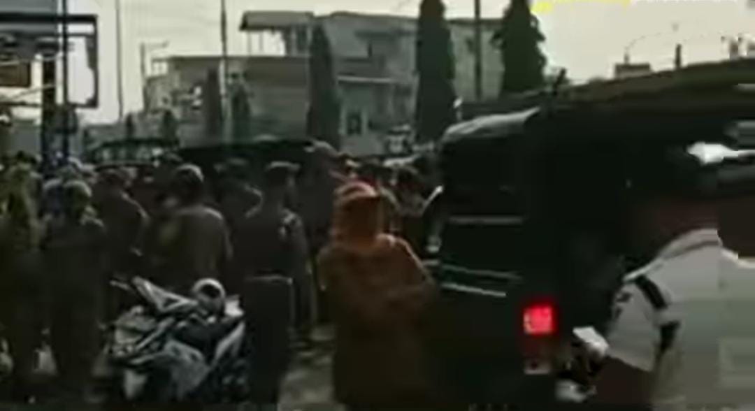 belasan sepeda motor Disita di Medan Tanpa Stiker Parkir tiba-tiba diangkut oleh petugas kepolisian dan Satpol PP di flyover Jamin Ginting.
