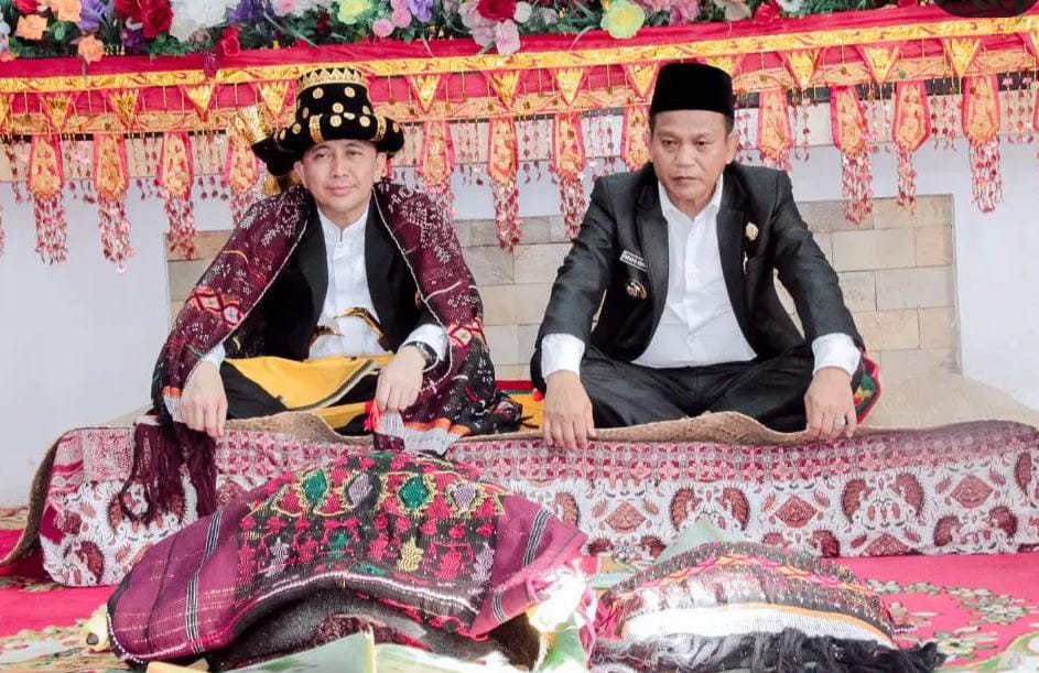 Penjabat Gubernur Sumatera Utara, Agus Fatoni, baru-baru ini menjadi pusat perhatian setelah diberi gelar adat yang langka dan prestisius, yakni Sutan Raja Pangondian oleh Badan Pemangku Adat Padang Lawas.