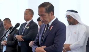 Presiden Jokowi saat memimpin shalat di Masjid Presiden Joko Widodo yang megah di Abu Dhabi.