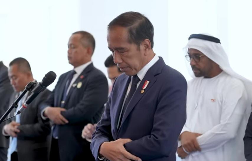 Presiden Jokowi saat memimpin shalat di Masjid Presiden Joko Widodo yang megah di Abu Dhabi.