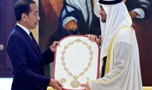 Presiden Joko Widodo menerima penghargaan tertinggi dari Uni Emirat Arab (UEA), Order of Zayed, langsung dari tangan Presiden Muhammed bin Zayed Al Nahyan (MBZ).