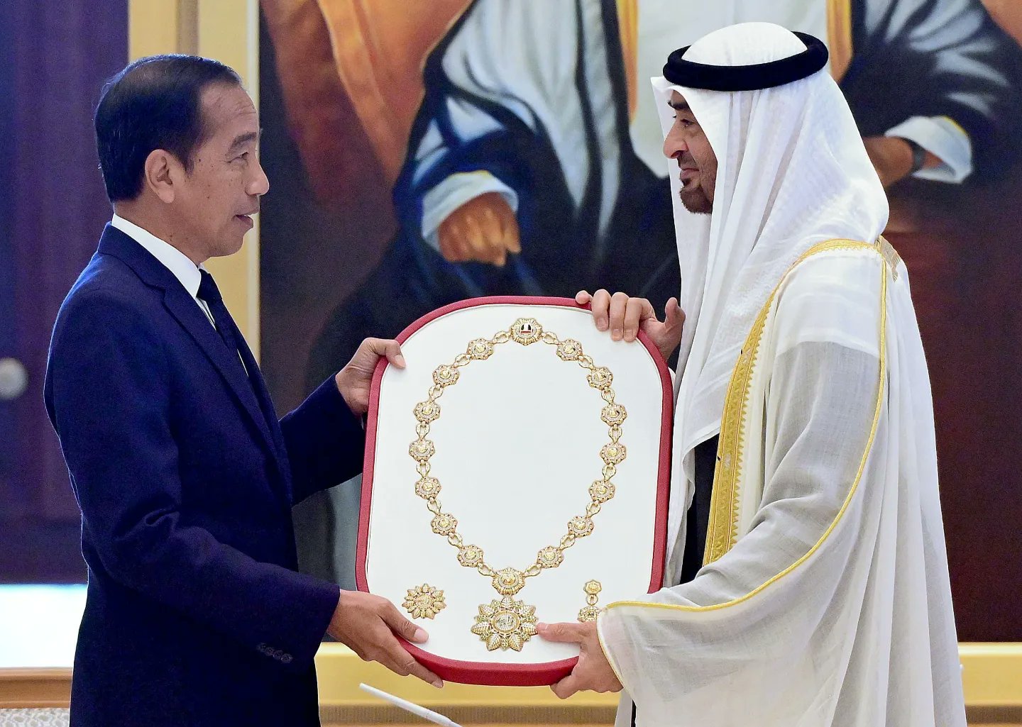 Presiden Joko Widodo menerima penghargaan tertinggi dari Uni Emirat Arab (UEA), Order of Zayed, langsung dari tangan Presiden Muhammed bin Zayed Al Nahyan (MBZ).