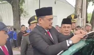Walikota Medan Bobby Nasution, saat memasang stiker parkir Berlangganan.