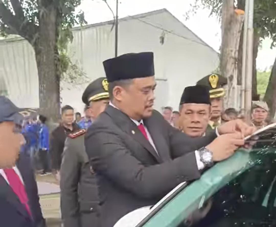 Walikota Medan Bobby Nasution, saat memasang stiker parkir Berlangganan.