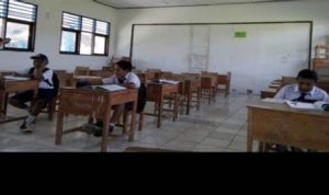 Ilustrasi bangku kelas kosong.