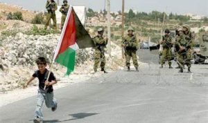 Anak Palestina memegang bendera Palestina didepan tentara zionis Yahudi.