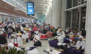 Kondisi jemaah haji yang terlihat bertiduran di Bandara Internasional Prince Muhammad Bin Abdul Aziz, Madinah.