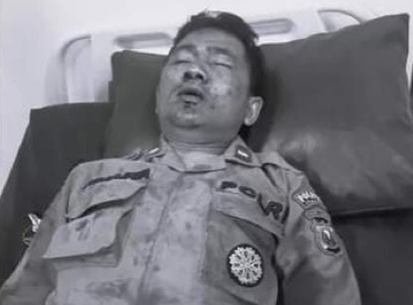 seorang anggota polisi dihajar ratusan pesilat dari Perguruan Silat PSHT.
