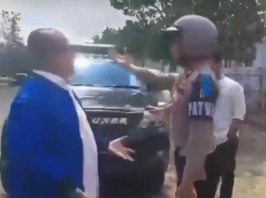 Rafidin, anggota DPRD Bima, cekcok dengan polisi saat ditilang.