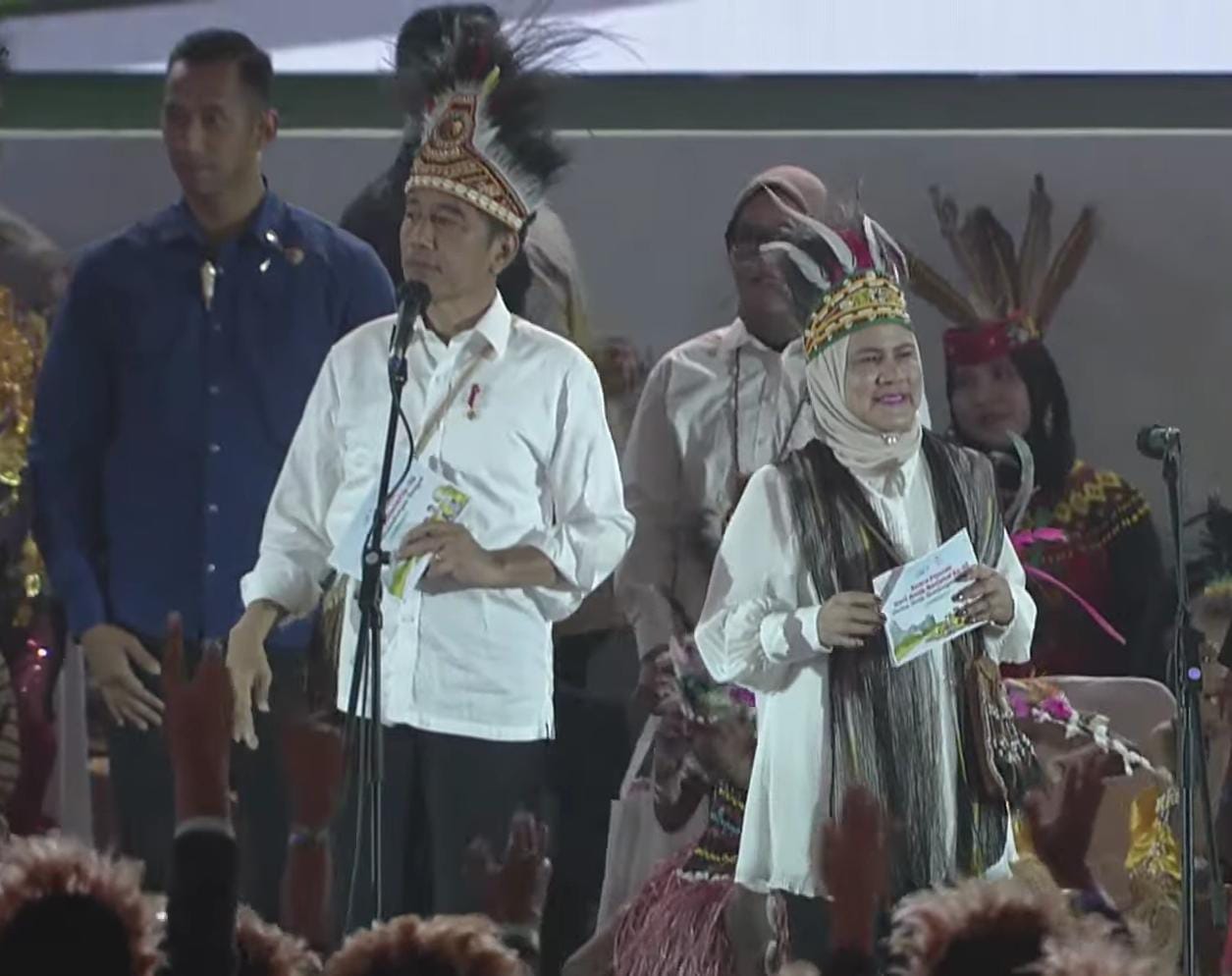 Jokowi bersama Ibu Negara Iriana Joko Widodo memantau langsung upaya yang dilakukan di wilayah Papua.