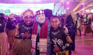 Penjabat Ketua Tim Penggerak Pemberdayaan Kesejahteraan Keluarga (TP PKK) Sumatera Utara (Sumut), Tyas Fatoni bersama anak Papua.