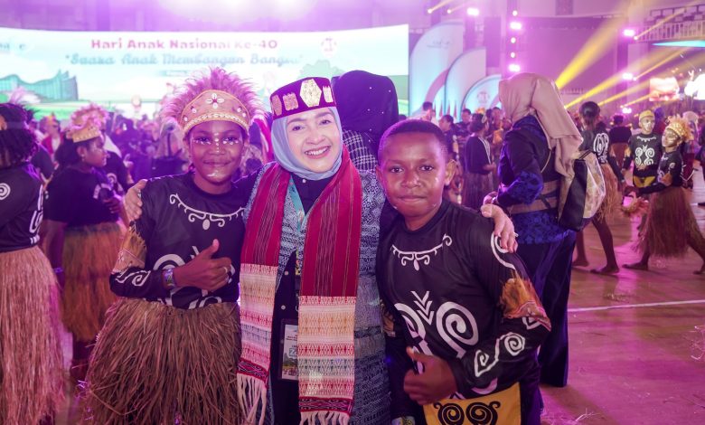 Penjabat Ketua Tim Penggerak Pemberdayaan Kesejahteraan Keluarga (TP PKK) Sumatera Utara (Sumut), Tyas Fatoni bersama anak Papua.
