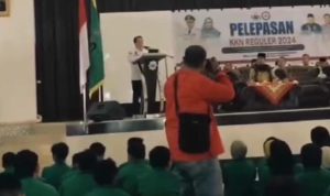 Pj Gubernur Sumatera Utara, Agus Fatoni, memberikan motivasi kepada para mahasiswa KKN UINSU.
