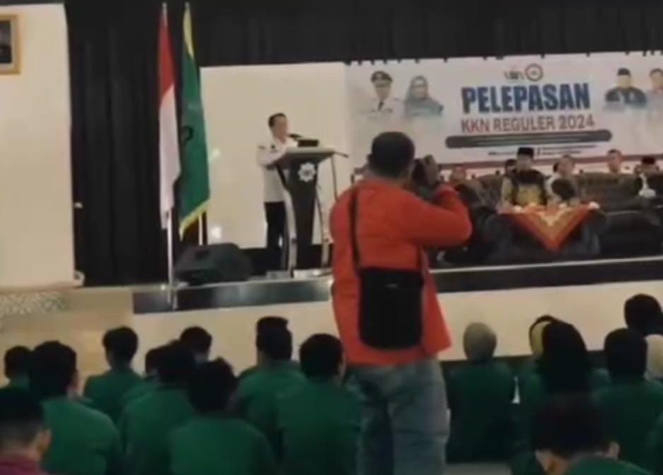 Pj Gubernur Sumatera Utara, Agus Fatoni, memberikan motivasi kepada para mahasiswa KKN UINSU.