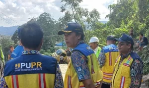 Turun langsung Direktur Preservasi Jalan dan Jembatan Wilayah I, Nyoman Suaryana, untuk meninjau langsung kondisi memprihatinkan ruas Jalan Batu Jomba.