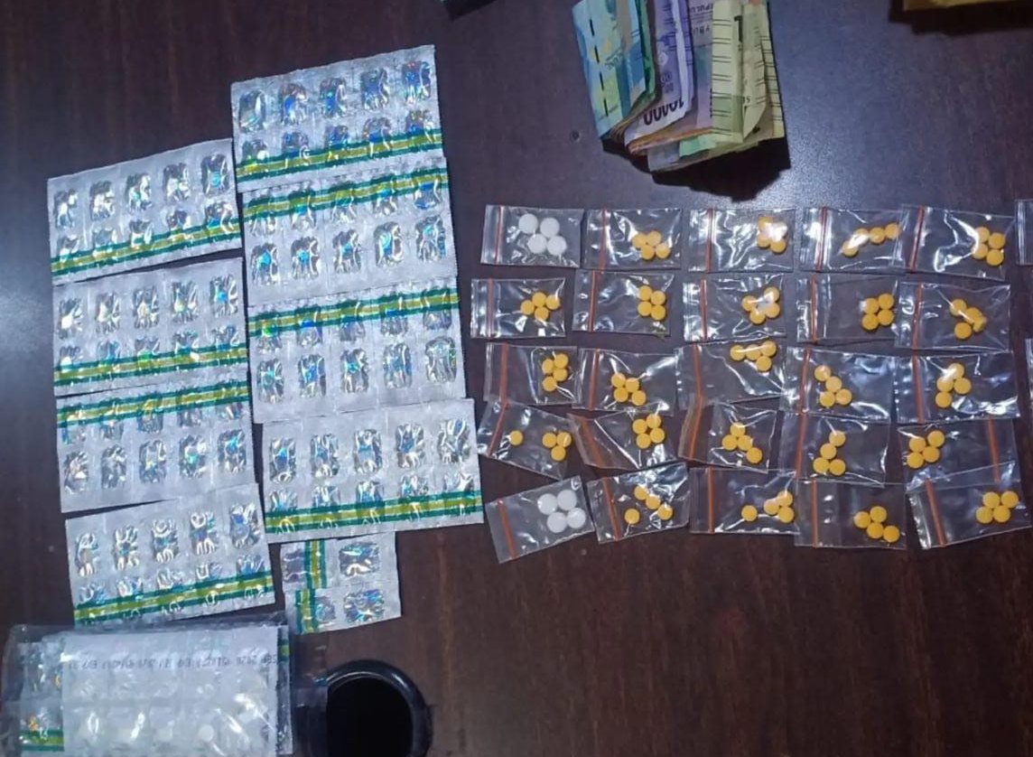 obat keras yang disamarkan sebagai toko kosmetik.