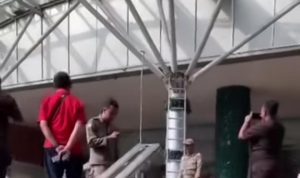 Pemerintah Kota Medan yang membatalkan rencana pembongkaran Mal Centre Point, petugas Satpol-PP melepas spanduk dan segel.