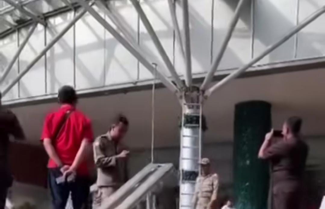 Pemerintah Kota Medan yang membatalkan rencana pembongkaran Mal Centre Point, petugas Satpol-PP melepas spanduk dan segel.