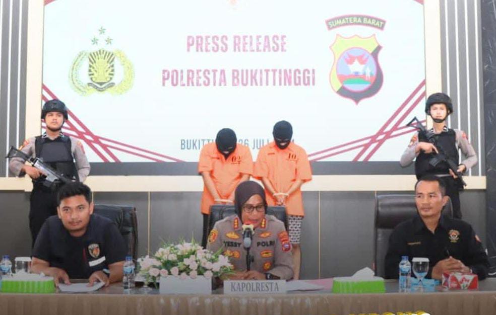 Kepolisian Resor Bukittinggi, Sumatera Barat, menangkap dua guru dari pondok pesantren di Kabupaten Agam, terbukti melakukan tindak pidana pencabulan terhadap 40 siswa laki-laki.