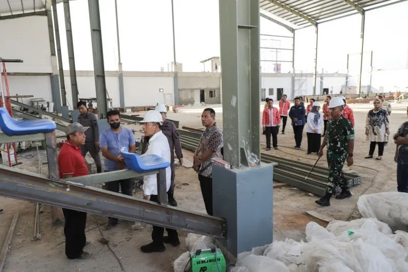 Bidang Venue PB PON bersama Wali Kota Pematangsiantar serta Pemkot Pematangsiantar meninjau pengerjaan venue cabang olahraga tinju di Pematangsiantar.