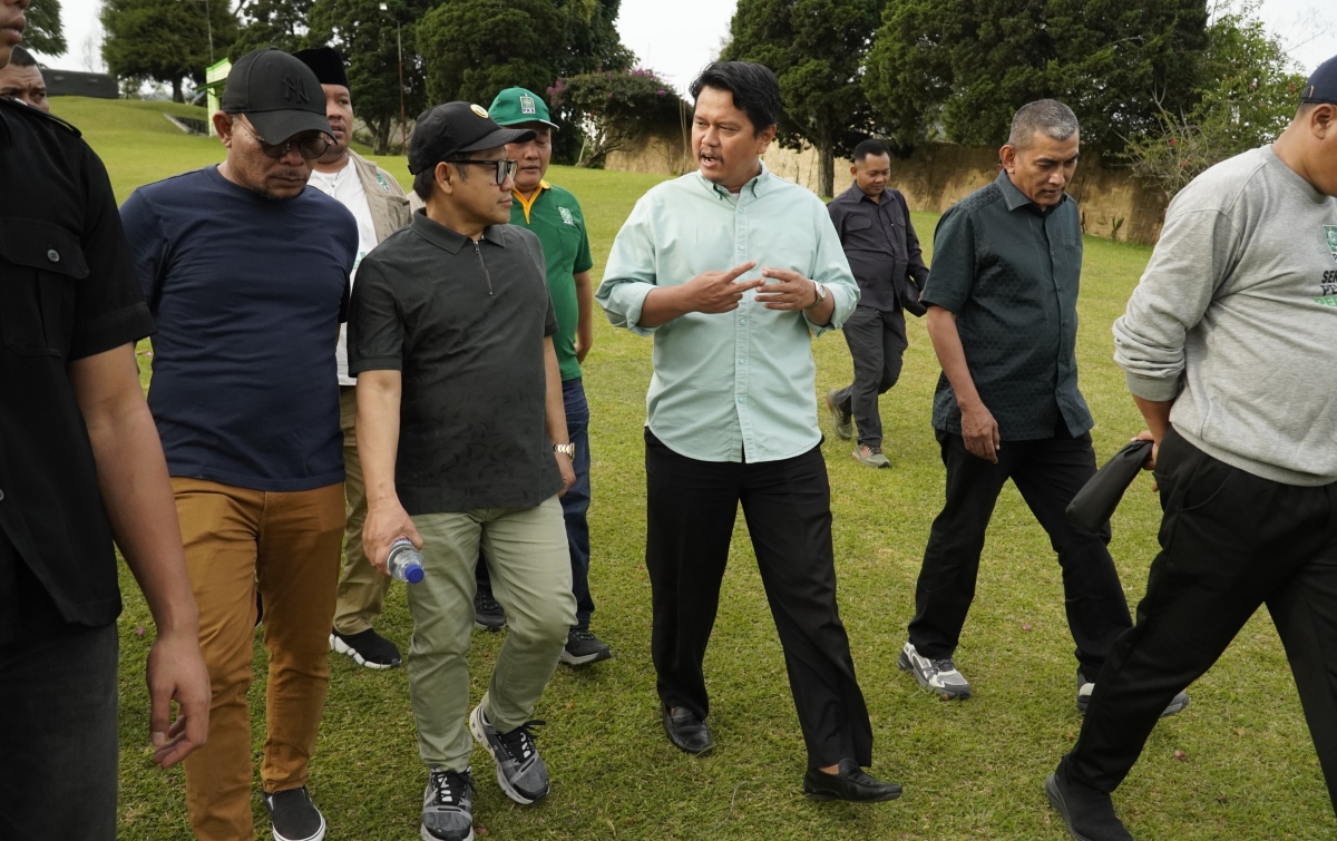 Kehadiran Ketua Umum Partai Kebangkitan Bangsa (PKB), Dr. (H.C.) Drs. H. Abdul Muhaimin Iskandar, M.Si, atau yang akrab disapa Cak Imin, di Sumatera Utara menjadi sorotan. Dalam rangkaian Hari Lahir (Harlah) ke-26 PKB, Cak Imin terlihat kompak berjalan sore bersama tokoh masyarakat Medan, Prof Ridha Dharmajaya, di Bukit Kubu, Berastagi.