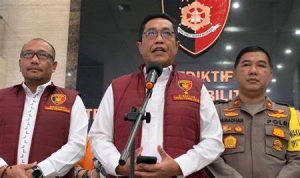 Kepala Bareskrim Polri Brigjen Djuhandhani Rahardjo Puro (tengah).