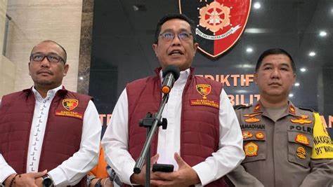 Kepala Bareskrim Polri Brigjen Djuhandhani Rahardjo Puro (tengah).
