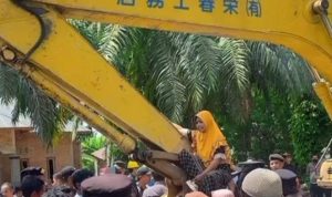Ketegangan mewarnai penggusuran belasan rumah di Desa Paya Perupuk, Kecamatan Tanjung Pura, Kabupaten Langkat, Sumatera Utara.