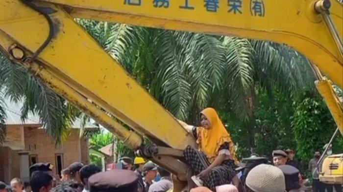 Ketegangan mewarnai penggusuran belasan rumah di Desa Paya Perupuk, Kecamatan Tanjung Pura, Kabupaten Langkat, Sumatera Utara.