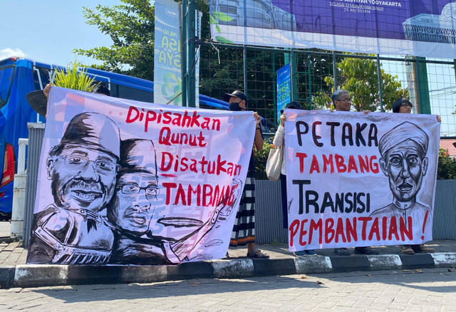 Spanduk sindiran massa aksi untuk Muhammadiyah dan NU. (Sumber foto: Kumparan.com)