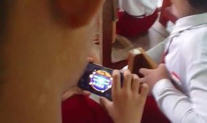 Anak SD bermain judi online.