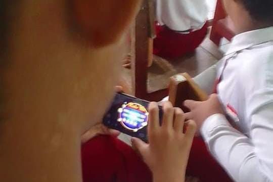 Anak SD bermain judi online.