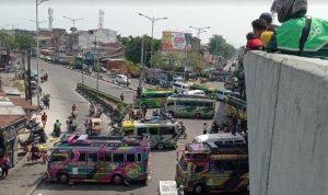 Sebagian mobil bus AKDP memblokade jalan di simpang pos bentuk aksi penolakan pemindahan rute jalan.