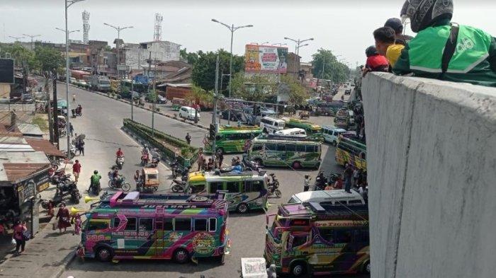 Sebagian mobil bus AKDP memblokade jalan di simpang pos bentuk aksi penolakan pemindahan rute jalan.