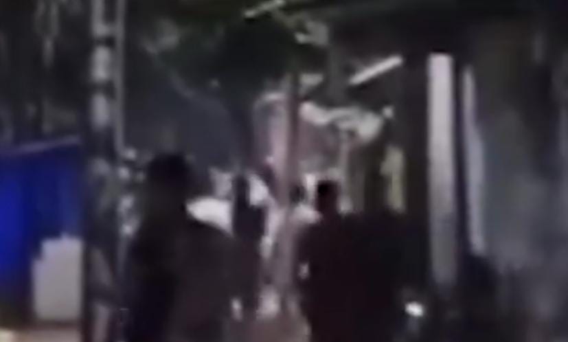 patroli di Kampung Ambon, 11 anggota polisi dipimpin oleh Iptu Akhmad Huda, tiba-tiba dikepung dan dilempari batu oleh sekelompok orang yang tidak dikenal.