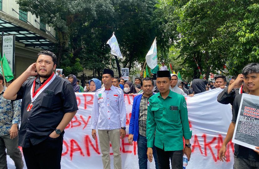 Ratusan mahasiswa dari Cipayung Plus Kota Medan turun ke jalan dan menggelar aksi unjuk rasa di Kantor Wali Kota Medan.