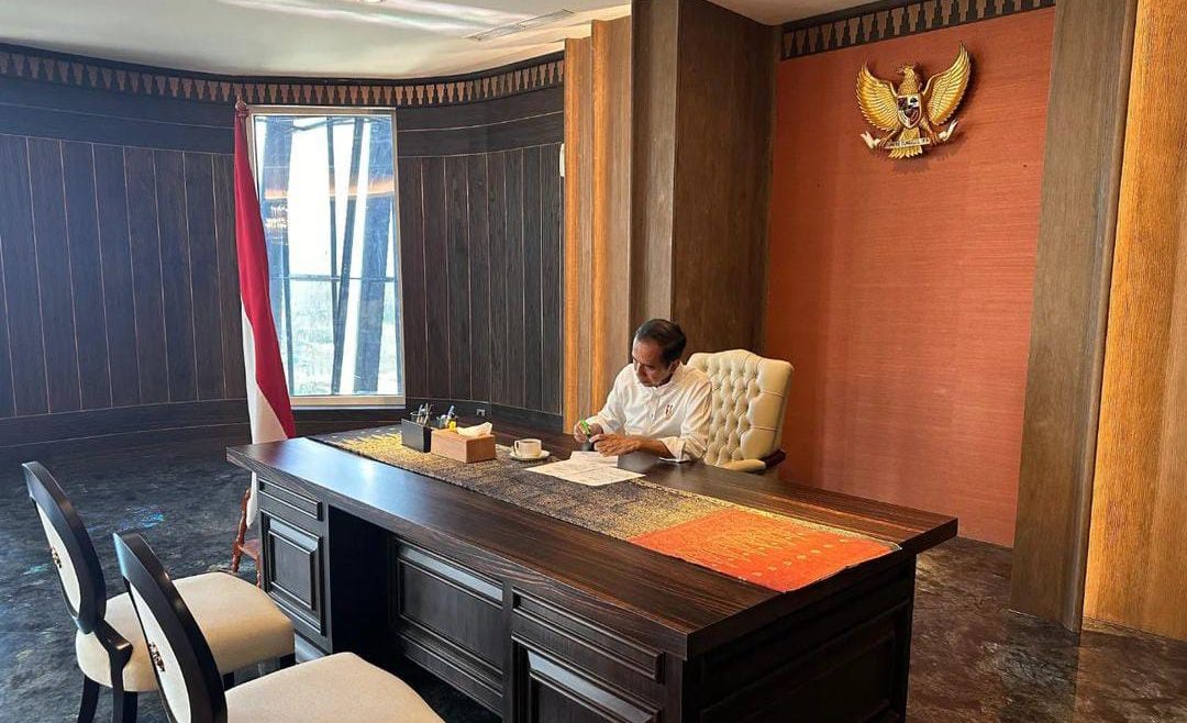 Presiden Joko Widodo menggemparkan media sosial dengan unggahan foto-foto ruang kerja dan kamar tidurnya di Istana Garuda, Ibu Kota Nusantara (IKN).