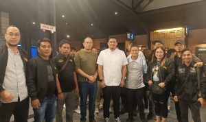 Walikota Medan, Bobby Nasution berfoto bersama dengan Ketum Paulus Sinambela dan pengurus AMS XII usai nobar film Film Harta Tahta Boru Ni Raja