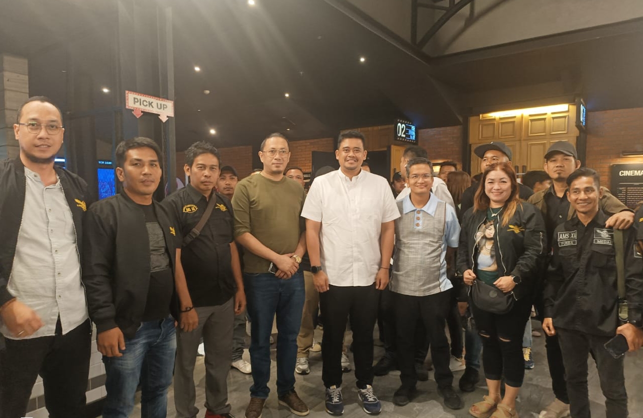 Walikota Medan, Bobby Nasution berfoto bersama dengan Ketum Paulus Sinambela dan pengurus AMS XII usai nobar film Film Harta Tahta Boru Ni Raja