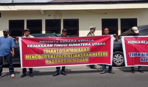 Suasana Unras damai sejumlah wartawan yang mengguncang Gedung Kejari Padangsidimpuan, Senin (15/8-24). Foto : BP/Ist