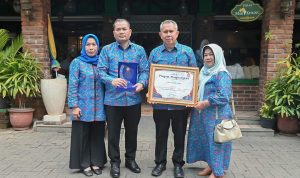 Pj Wali Kota Padangsidimpuan, Timur Tumanggor bersama dengan Kadis PP dan KB Kota Padangsidimpuan saat menerima penghargaan Juara II Capaian Pelayanan KB tibgkat Nasional di Kota Semarang, Sabtu (29/6-24). Foto : BP/Ist