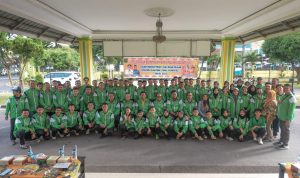 Kontingen Popprovsu tahun 2024 Kota Padangsidimpuan foto bersama usai di lepas oleh Sekdako Padangsidimpuan menuju Kota Medan, Minggu (30/6-24). Foto : BP/Ist