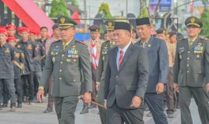 Pj Wali Kota Padangsidimpuan Timur Tumanggor dan Forkopimda saat memasuki lapangan upacara Hari Bhayangkara ke-78 di Alaman Bolak Padang Nadimpu, Senin (1/7-24). Foto : BP/Ist