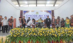 Peresmian Sopo Godang GKPA ditandai dengan pemukulan Gong oleh Sekdako Dr H Letnan Dalimunthe, Rabu (10/7-24). Foto : BP/Ist