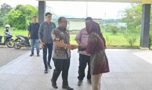 Sekda Padangsidimpuan Letnan Dalimunthe disambut saat tiba di Kantor Dinas PUTR untuk menyusun RDTR Kota Padangsidimpuan, Jum'at (12/7-24). Foto : BP/Ist