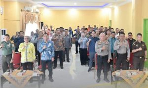 Sekda Kota Padangsidimpuan Letnan Dalimunthe foto bersama dengan mewakili Menkominfo RI dan Forkopimda di Aula Kantor Wali Kota Padangsidimpuan saat Launching Layanan Nomor Panggilan Darurat 112, Rabu (11/7-24). Foto : BP/Ist