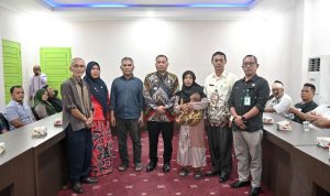 Pj Wali Kota Padangsidimpuan, Timur Tumanggor didampingi Kadis Sosial, Kalaksa BPBD dan Sekretaris Kominfo foto bersama dengan korban kebakaran usai penyerahan bantuan, Kamis (18/7-24). Foto : BP/Ist