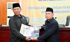 Pj Wali Kota Padangsidimpuan, Timur Tumanggor menyerahkan draf PJP APBD TA 2023 dan RPJP 2023-2045 kepada Ketua DPRD Siwan Siswanto untuk dibahas lebih lanjut. Foto : BP/Ist