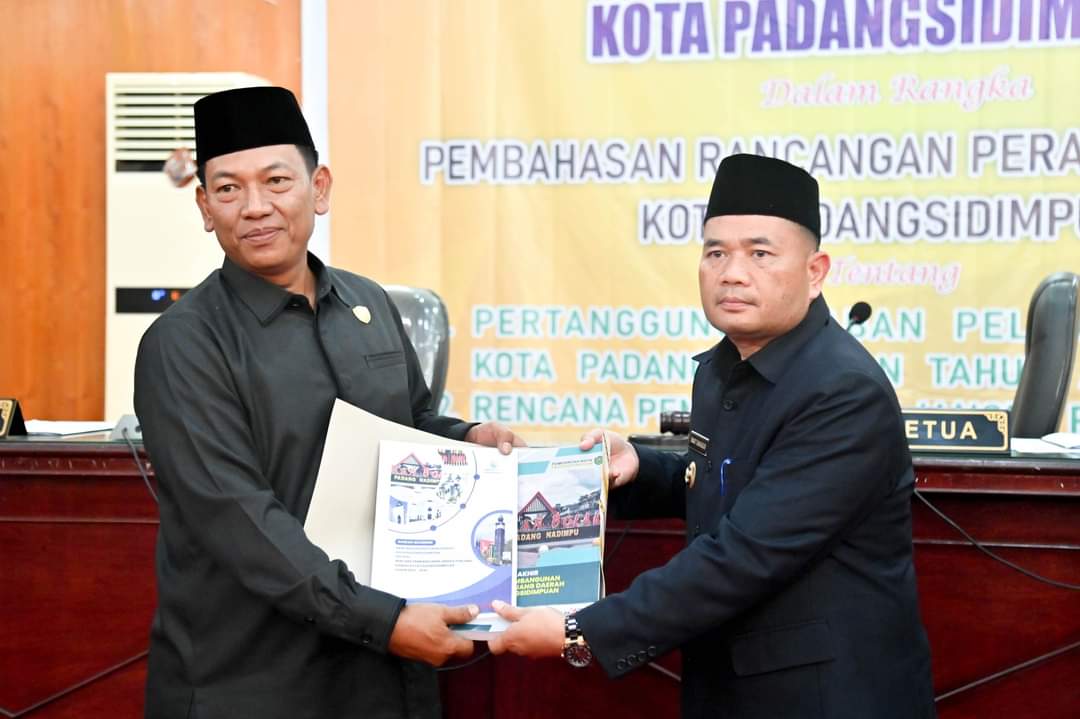 Pj Wali Kota Padangsidimpuan, Timur Tumanggor menyerahkan draf PJP APBD TA 2023 dan RPJP 2023-2045 kepada Ketua DPRD Siwan Siswanto untuk dibahas lebih lanjut. Foto : BP/Ist