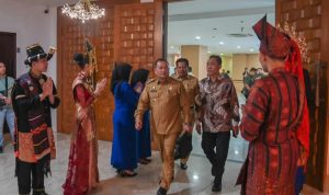 Pj Wali Kota Padangsidimpuan Timur Tumanggor dan Kabag Prokopim saat memasuki tempat pelaksanaan Rakor di Aula Raja Inal Siregar, Kantor Gubsu, Selasa (23/7-24). Foto : BP/Ist